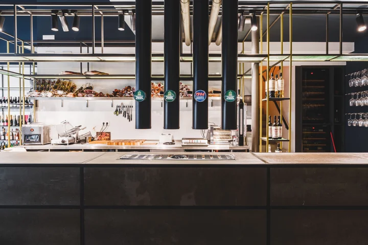 Local de hostelería La Sazón, A Coruña, Matogrande. Cliente Cerveza de Bodega Estrella Galicia. Año 2023. Tanques, grifos y elementos PLV. Autor de las fotos Álvaro Valiente.